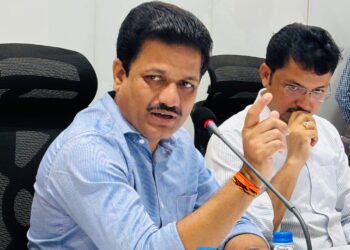 राजकीय कुरघोडीत नागरिकांना त्रास नको! आमदार कैलास पाटील यांचा आढावा बैठकीत अधिकाऱ्यांना सूचना