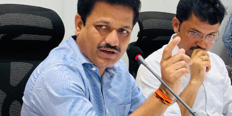 राजकीय कुरघोडीत नागरिकांना त्रास नको! आमदार कैलास पाटील यांचा आढावा बैठकीत अधिकाऱ्यांना सूचना